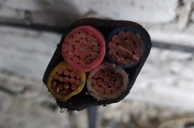 В Тверской области двое мужчин украли кабеля у предпринимателя