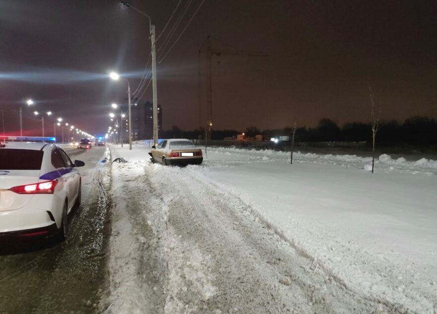 В Твери 50-летний водитель иномарки наехал на мачту