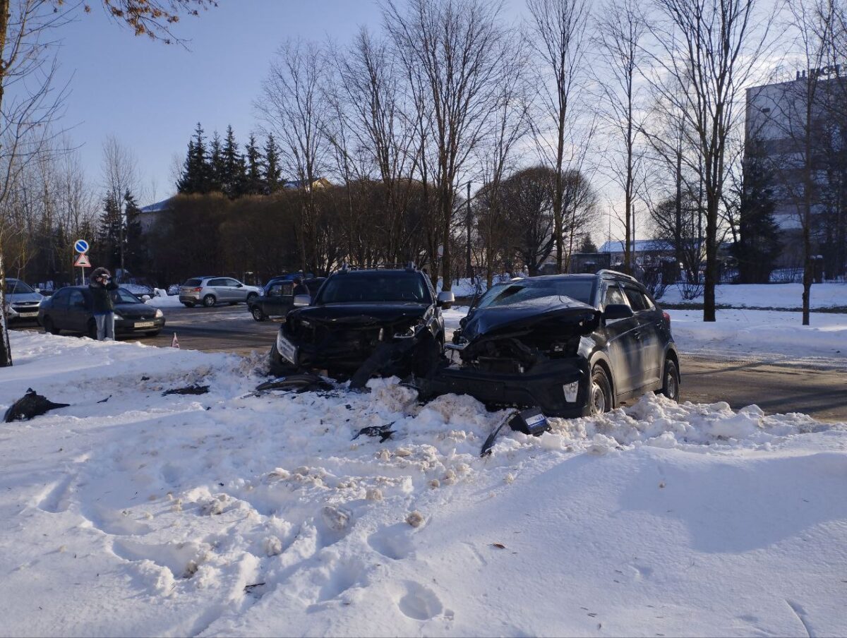 Два человека пострадали в результате столкновения иномарок в Тверской области