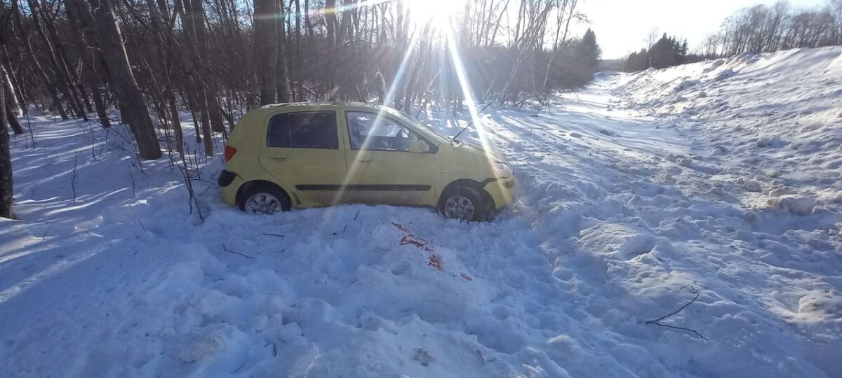 В Тверской области три человека пострадали в улетевшей в кювет легковушке