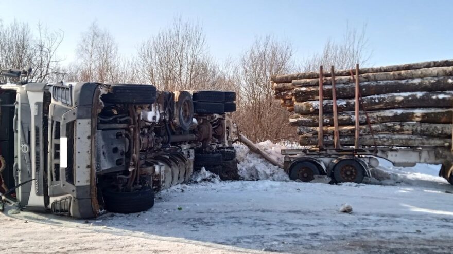 В Тверской области перевернулся лесовоз