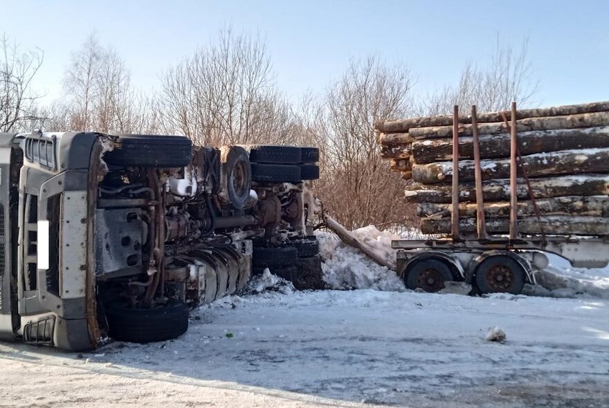 В Тверской области перевернулся лесовоз В Тверской области перевернулся лесовоз
