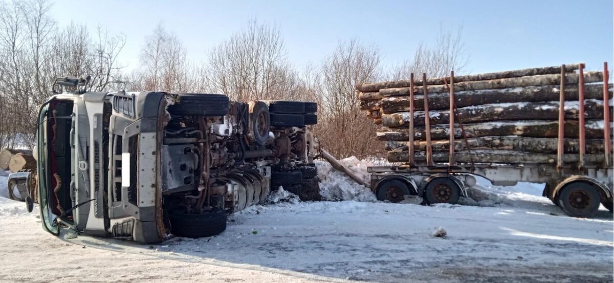 В Тверской области перевернулся лесовоз
