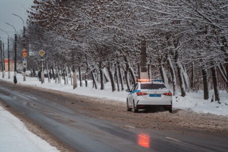Дорожные полицейские вывели людей из горящего дома в Тверской области