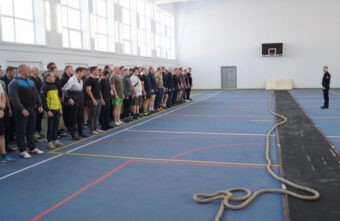 В Твери полицейские устроили соревнования по перетягиванию каната В Твери полицейские устроили соревнования по перетягиванию каната