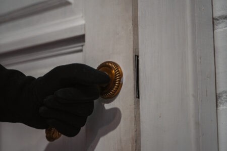 В Тверской области вынесли приговор вору-домушнику, похитившему продукты и алкоголь