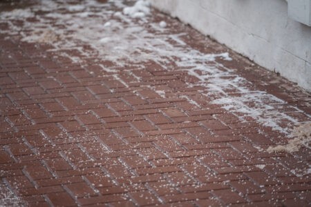 Тротуары в городе Тверской области наконец-то обработали песком и солью