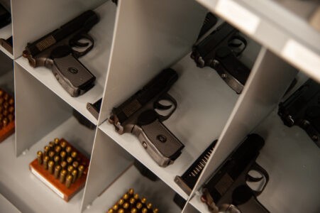 Жители Тверской области могут безнаказанно сдать оружие и получить вознаграждение