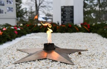 Губернатор Игорь Руденя возложил цветы к Обелиску Славы в посёлке Сонково