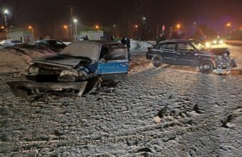 Два человека пострадали в лобовом столкновении "Рено" и ВАЗа в Тверской области Два человека пострадали в лобовом столкновении "Рено" и ВАЗа в Тверской области