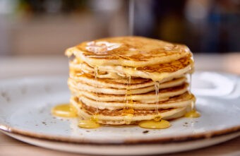 Диетологи рассказали, как готовить полезные блины на Масленицу