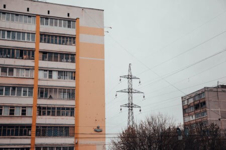 Молодая девушка упала с крыши дома в Твери и разбилась насмерть