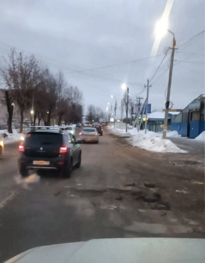 В Твери обещают заделать огромные ямы на Бежецком шоссе