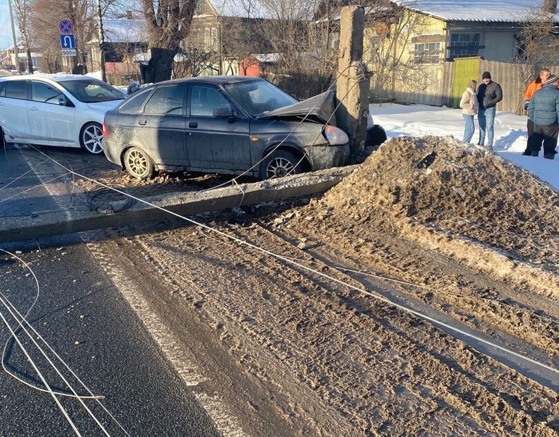В Тверской области легковушка наехала на мачту при буксировке В Тверской области легковушка наехала на мачту при буксировке