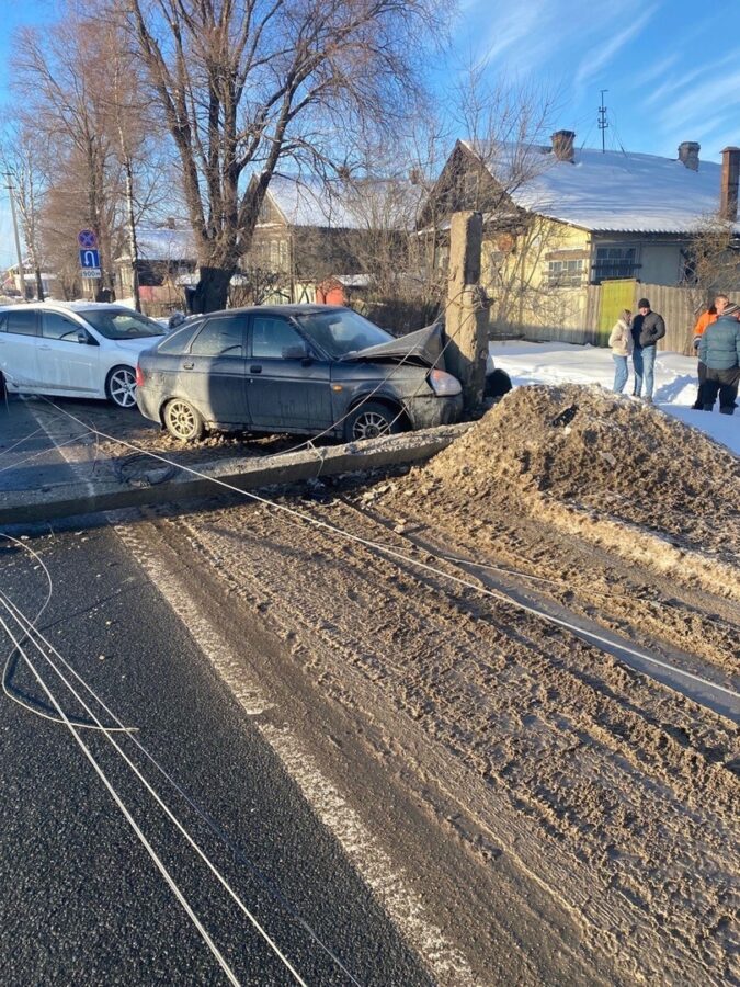 В Тверской области легковушка наехала на мачту при буксировке