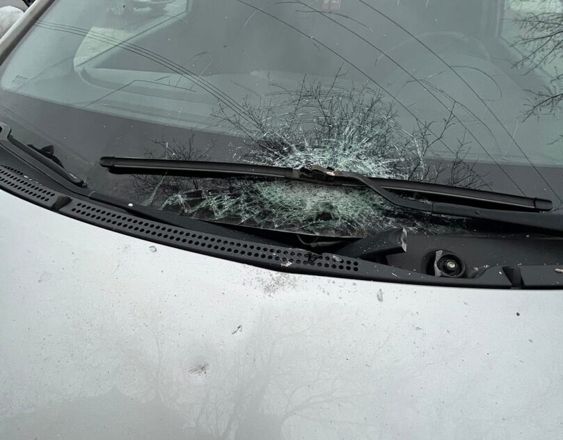 В Твери на иномарку с неба упал кирпич