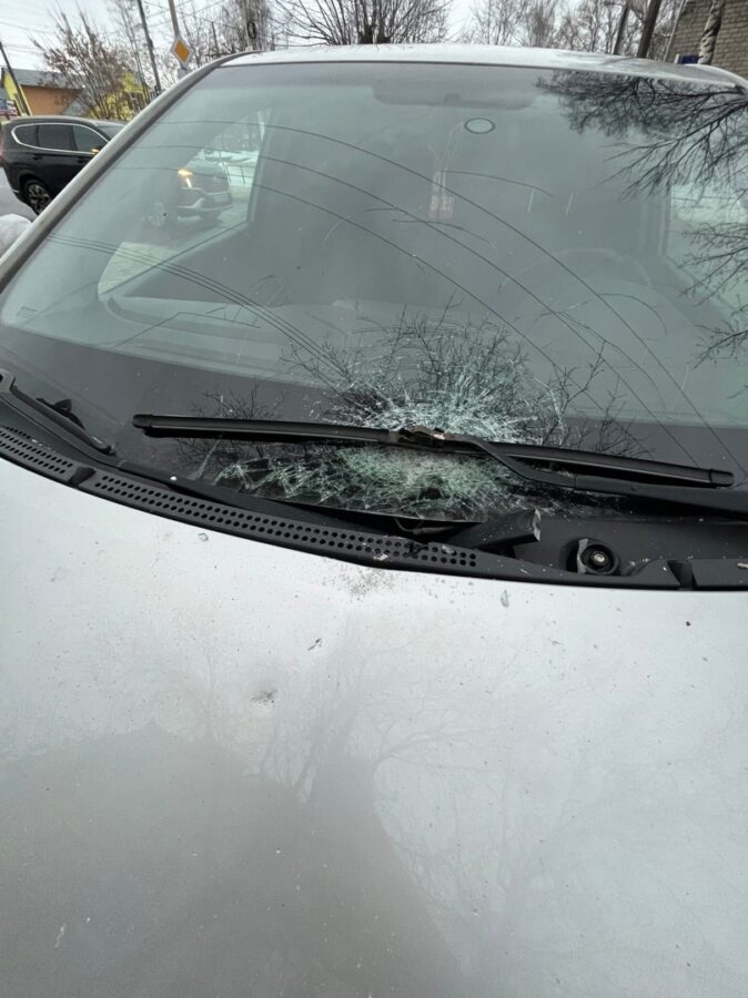 В Твери на иномарку с неба упал кирпич