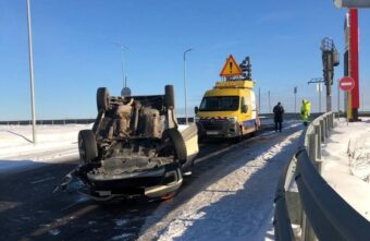 Водитель иномарки, перевернувшейся в Тверской области, получил множественные травмы Водитель иномарки, перевернувшейся в Тверской области, получил множественные травмы