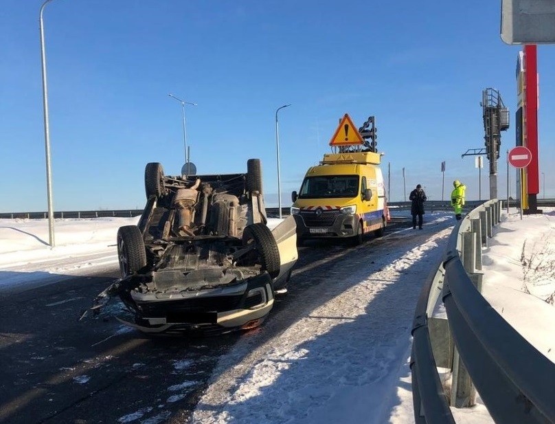 Водитель иномарки, перевернувшейся в Тверской области, получил множественные травмы