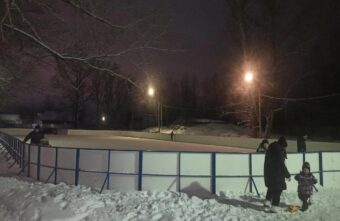 Хоккейный корт в Вышнем Волочке оборудуют светильниками и скамейками запасных