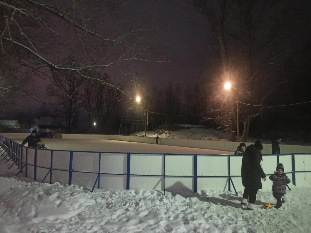 Хоккейный корт в Вышнем Волочке оборудуют светильниками и скамейками запасных