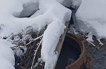 Ручей с нечистотами не даёт попасть домой жителям посёлка в Тверской области Ручей с нечистотами не даёт попасть домой жителям посёлка в Тверской области