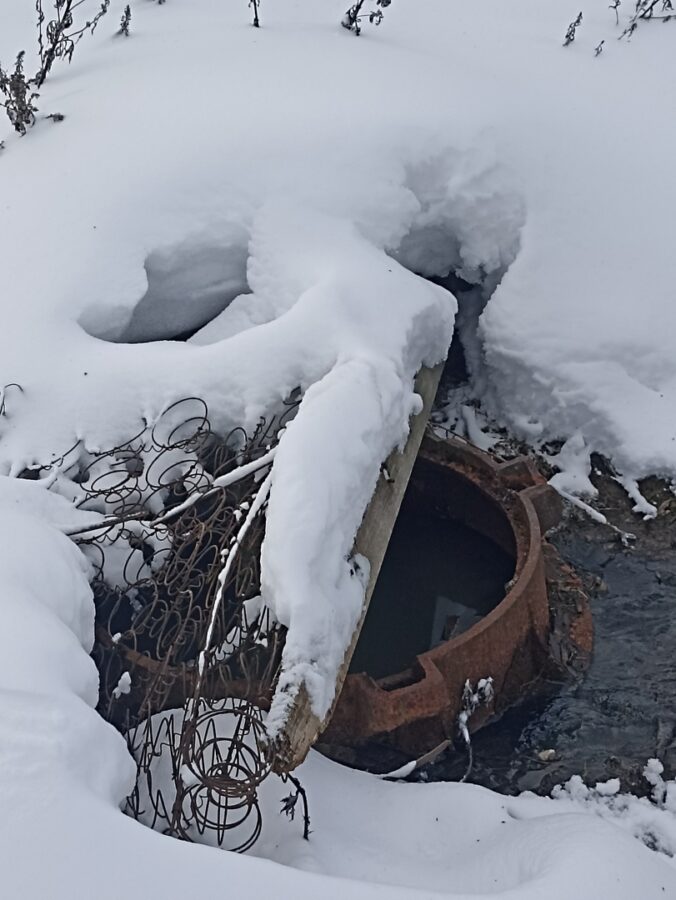 Ручей с нечистотами не даёт попасть домой жителям посёлка в Тверской области