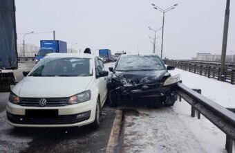 Появились подробности ДТП с четырьмя машинами в Твери, в котором пострадала женщина