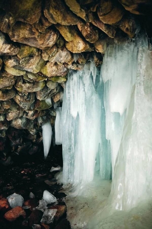 Очевидцы сняли в Тверской области замерзший водопад в гроте
