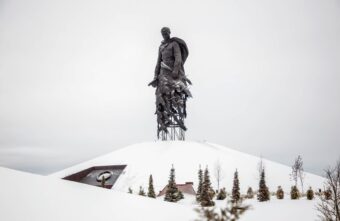 У Ржевского мемориала Советскому солдату развернут огромную копию Знамени Победы