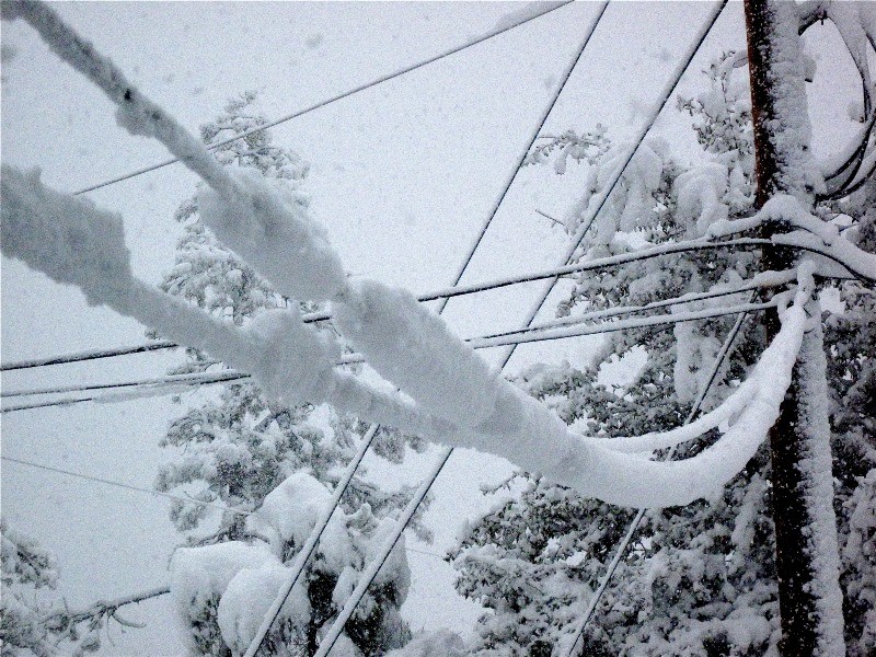 Из-за сильного снегопада в Тверской области произошли перебои с электричеством