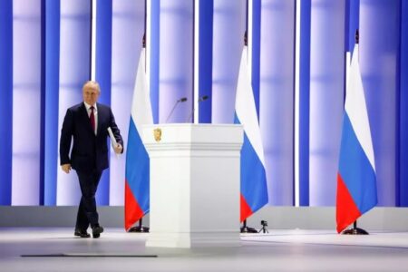 Владимир Путин предложил увеличить МРОТ в 2024 году Владимир Путин предложил увеличить МРОТ в 2024 году