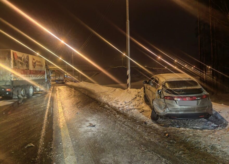 Фура врезалась в легковушку под Тверью, есть пострадавший