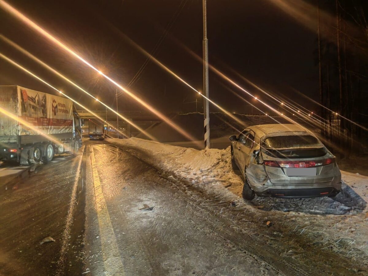 Фура врезалась в легковушку под Тверью, есть пострадавший