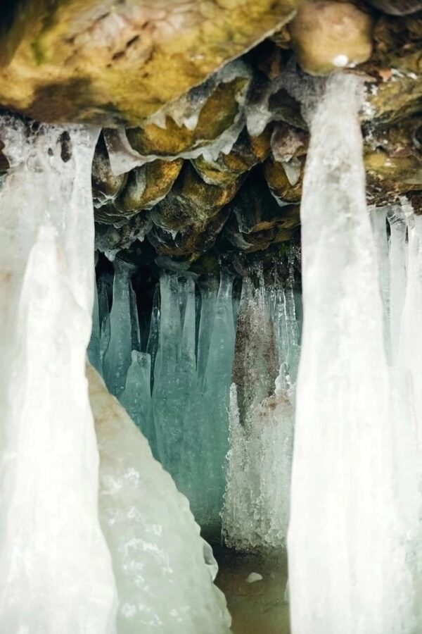 Очевидцы сняли в Тверской области замерзший водопад в гроте