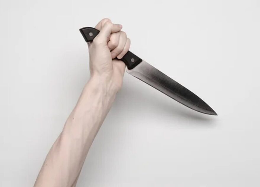 Житель Твери ударил знакомого ножом из-за паранойи