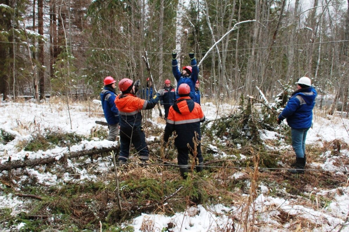 В Тверской области работают над восстановлением электричества