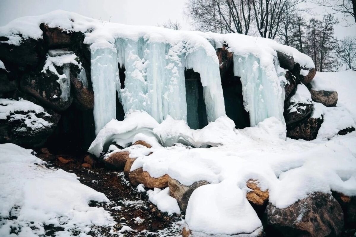 Очевидцы сняли в Тверской области замерзший водопад в гроте