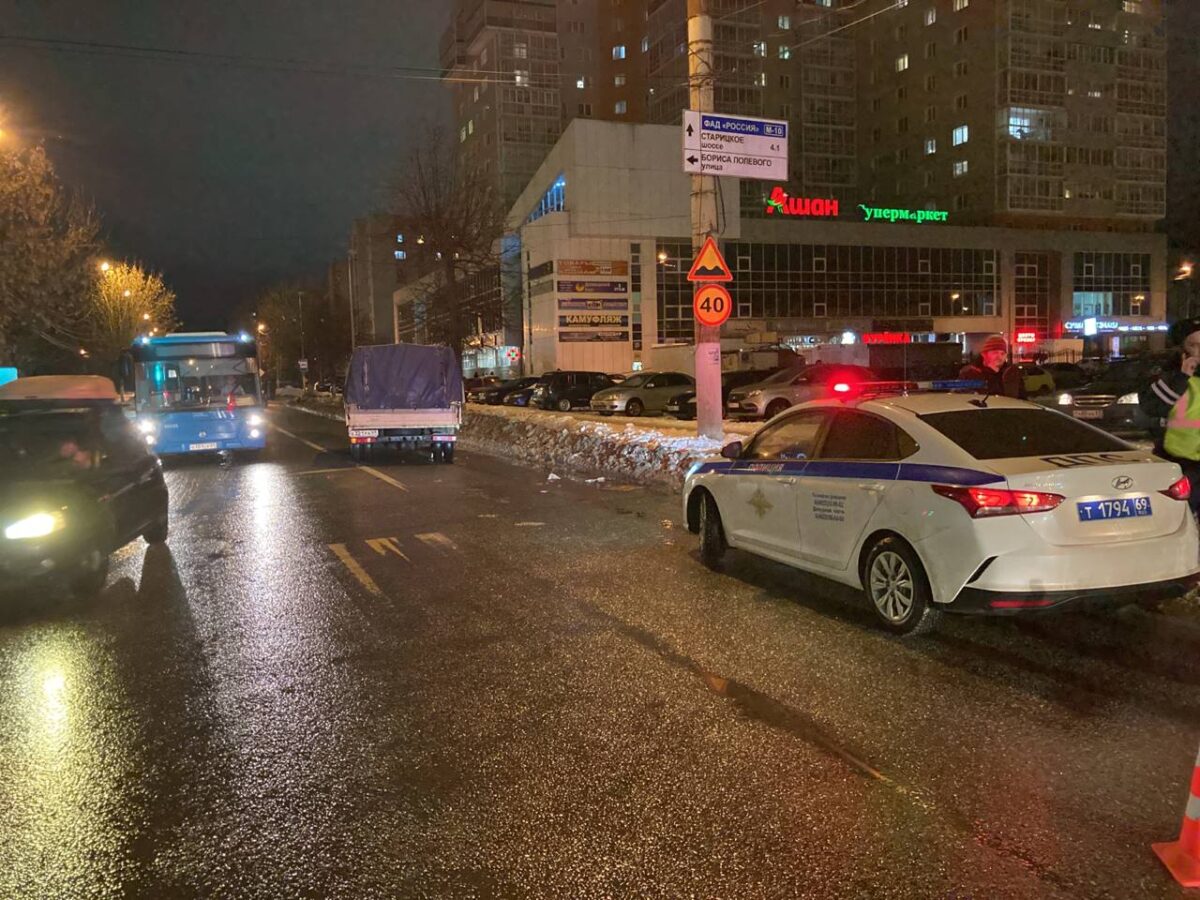 На пешеходном переходе в Твери «Газель» сбила девушку