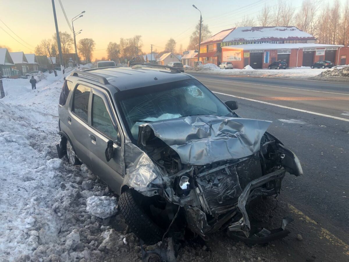 На трассе М-10 в Тверской области столкнулись три автомобиля