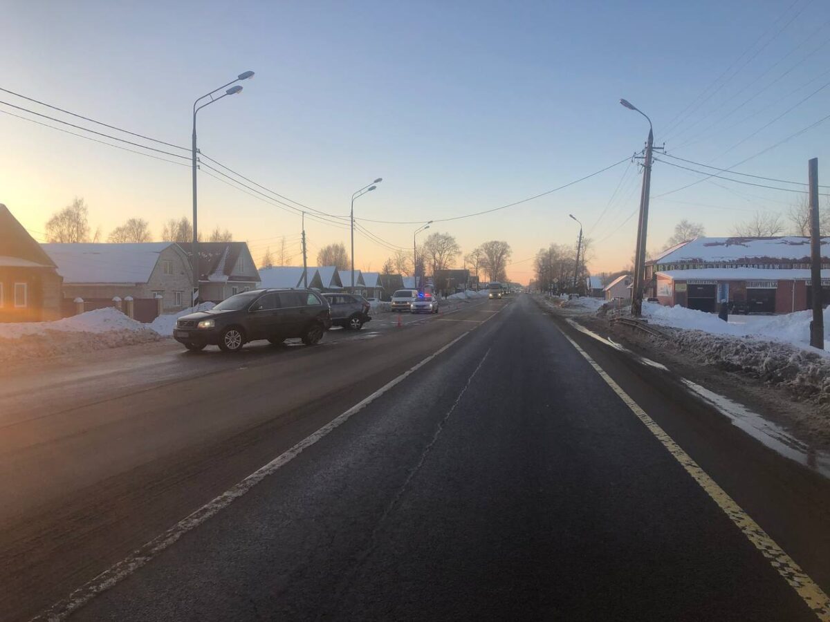 На трассе М-10 в Тверской области столкнулись три автомобиля
