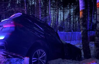 В Твери иномарка съехала с дороги В Твери иномарка съехала с дороги