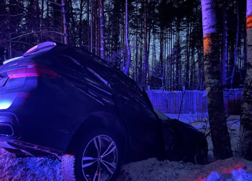 В Твери иномарка съехала с дороги