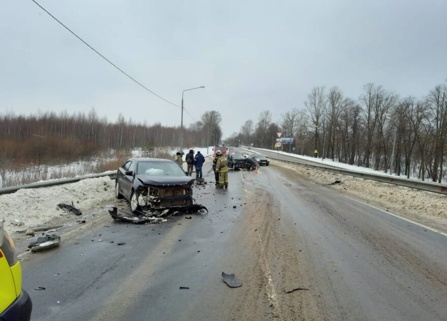 Две иномарки столкнулись на дороге, ведущей в Тверь