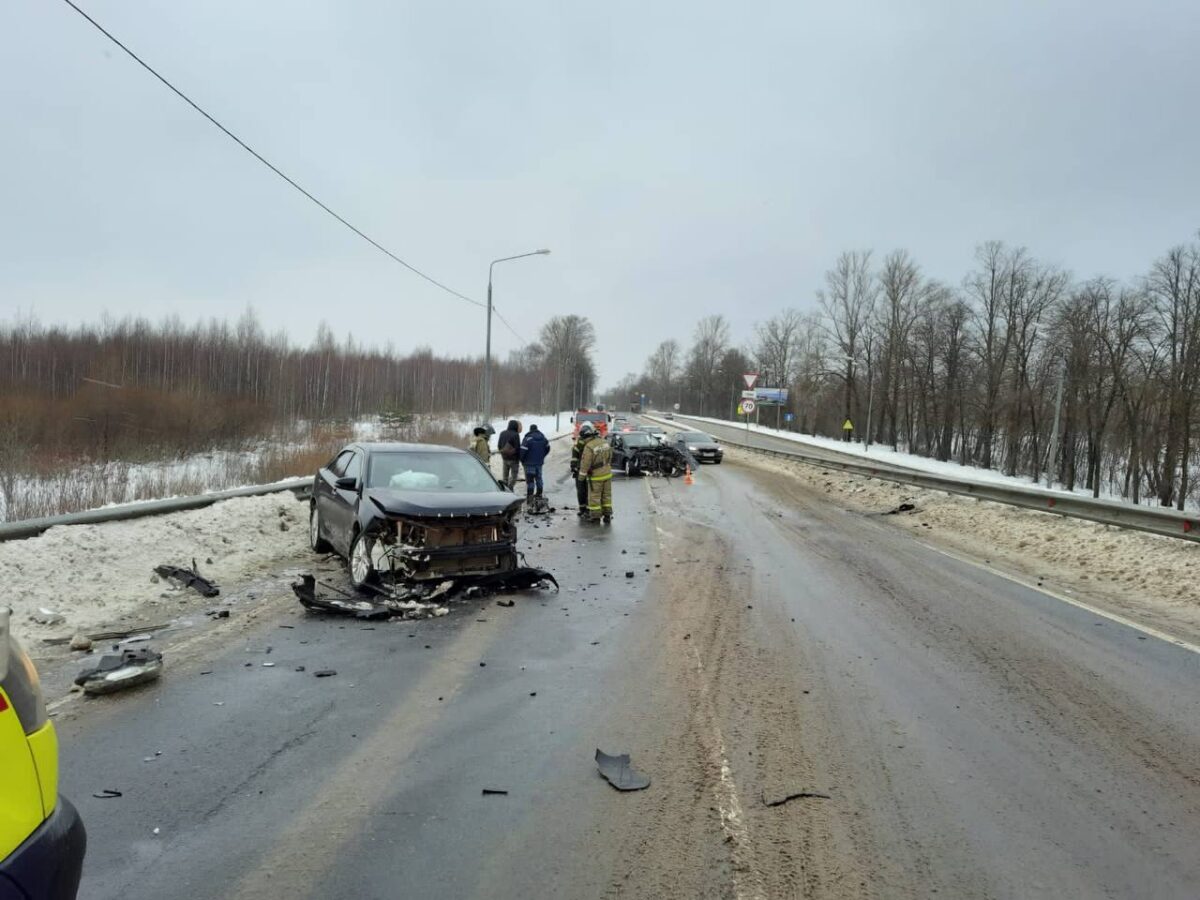 Две иномарки столкнулись на дороге, ведущей в Тверь