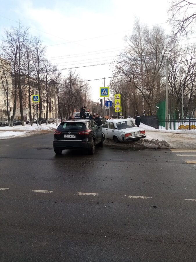 Молодой водитель пострадал в столкновении "Ниссана" и ВАЗа в Твери