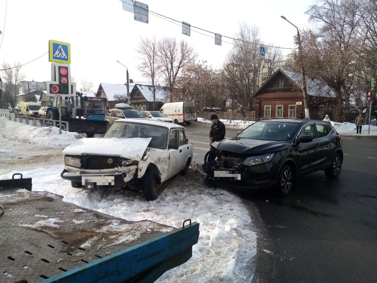 Молодой водитель пострадал в столкновении "Ниссана" и ВАЗа в Твери