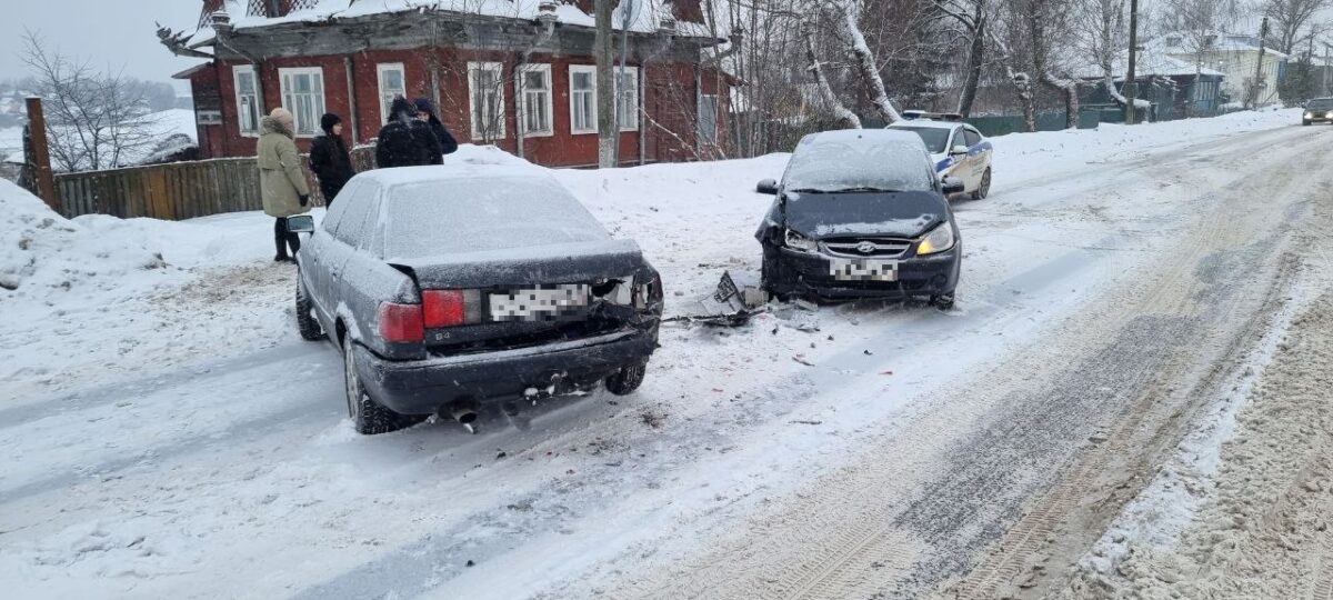Мужчина пострадал в столкновении двух иномарок в Тверской области