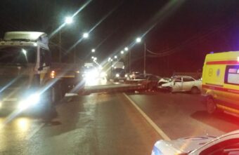 Молодой водитель "Приоры" пострадал в столкновении с МАЗом в Твери