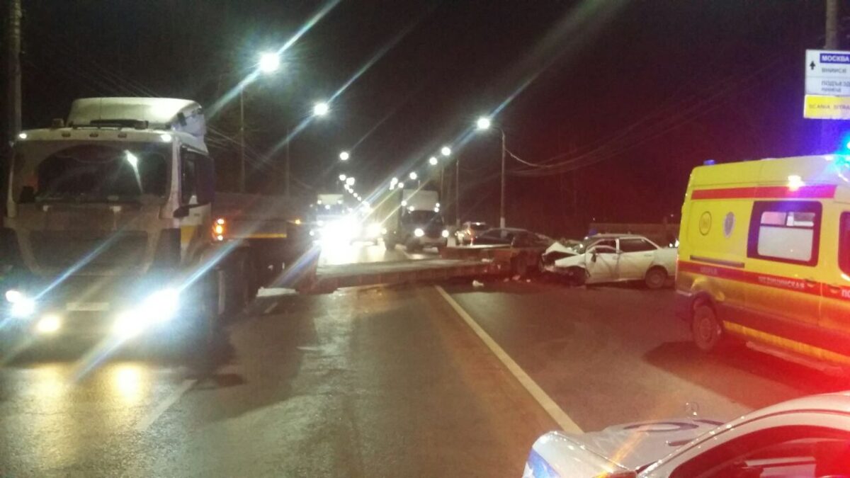 Молодой водитель "Приоры" пострадал в столкновении с МАЗом в Твери